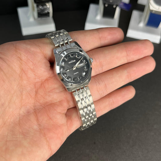 Stylish Silver Stainless Steel Quartz Watch – Day & Date Display